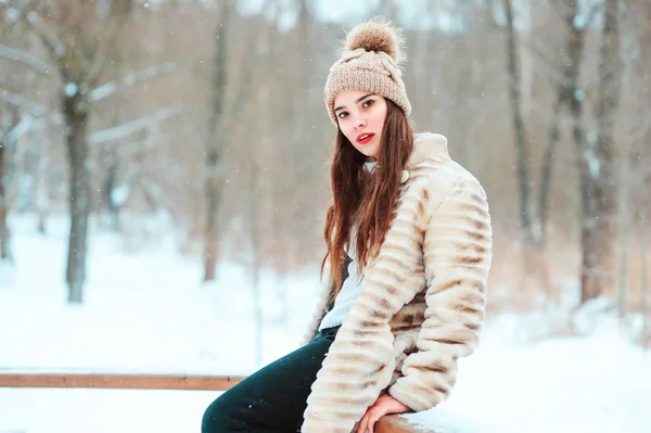 Zimowe Portret Pięknej Młodej Kobiety Futro Czapka Chodzenie Snowy Parku — Zdjęcie stockowe