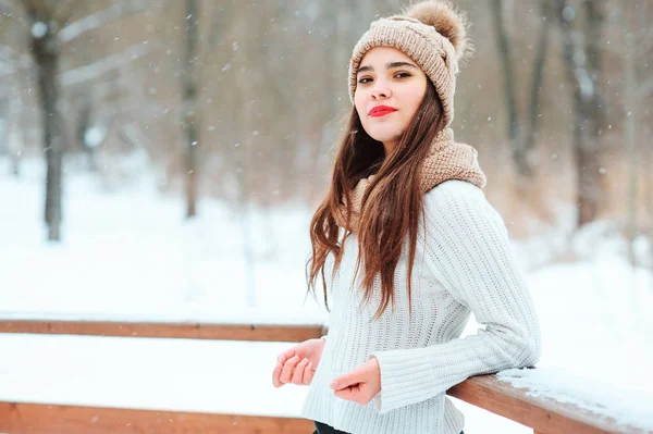 Vinter Porträtt Glad Ung Kvinna Promenader Utomhus Snöig Park Stickad — Stockfoto