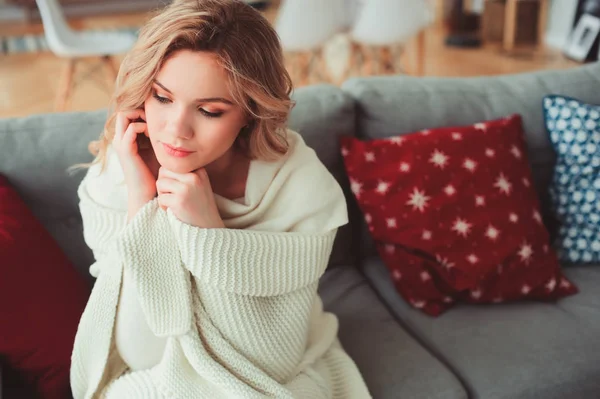 年轻的自私美丽的女人在家里享受冬天的时间 坐在温暖的毛衣舒适的沙发上的室内肖像 快乐健康生活 抗击季节性流感概念 — 图库照片
