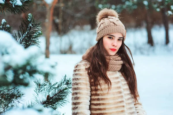 Winterporträt Einer Schönen Jungen Frau Pelzmantel Und Strickmütze Die Verschneiten — Stockfoto