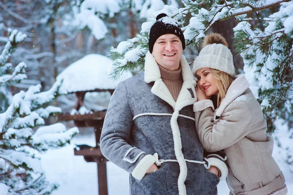 Ritratto Invernale Coppia Felice Divertirsi Nella Foresta Innevata Uomo Donna — Foto Stock