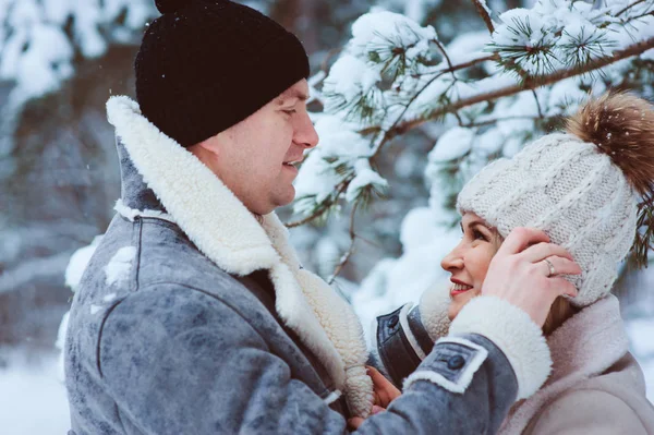 Зимний Портрет Счастливой Романтической Пары Наслаждающейся Прогулкой Заснеженном Лесу Парке — стоковое фото
