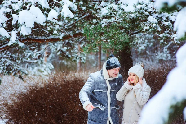 Зимний Портрет Счастливой Пары Весело Проводящей Время Бросающей Снег Открытом — стоковое фото