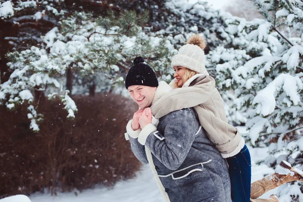 Stile Vita Ritratto Invernale Coppia Romantica Che Cammina Diverte Nella — Foto Stock