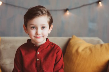 kapalı casual giyim rahat kanepede oturan mutlu yakışıklı şık çocuk çocuk portresi