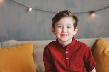 kapalı casual giyim rahat kanepede oturan mutlu yakışıklı şık çocuk çocuk portresi