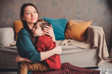 mutlu sevgi dolu anne rahatlatıcı yürümeye başlayan çocuk oğul evde kapalı portresi. Rahat yaşam tarzı modern aile