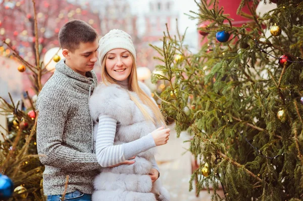 Gelukkig Verliefde Paar Genieten Van Kerstmis Nieuwjaar Vakantie Buiten Straat — Stockfoto