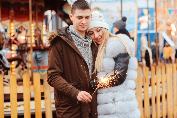 Coppia Felice Con Caminetti Natale Passeggiando Nel Parco Divertimenti Delle — Foto Stock