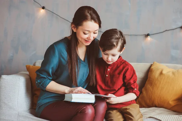 Mère Heureuse Lisant Livre Enfant Fils Maison Apprenant Des Tout — Photo