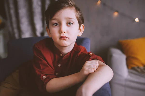 Estilo Vida Interior Retrato Niño Apuesto Reflexivo — Foto de Stock