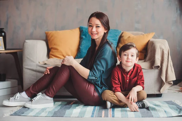 母亲和儿子在家里愉快地坐在舒适的沙发上 搬到新家概念 休闲家庭现代生活 — 图库照片