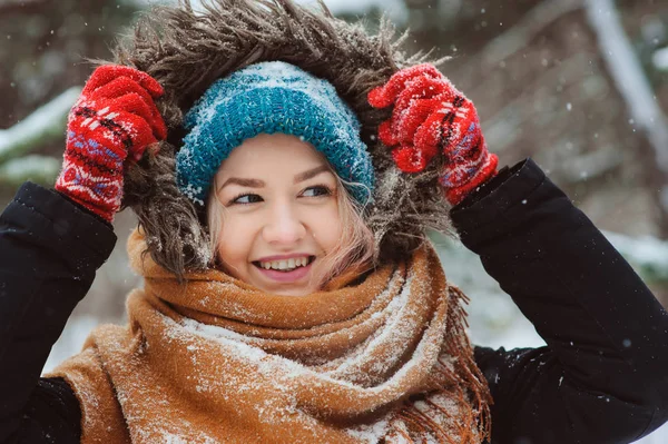 冬は暖かい服 赤のニット手袋 特大スカーフで雪の森を歩く幸せな若い女の肖像画 冬とクリスマス休暇のコンセプトに自然を探索 — ストック写真