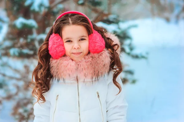 Зимний Портрет Счастливой Девочки Розовых Наушниках Гуляющей Свежем Воздухе Снежном — стоковое фото