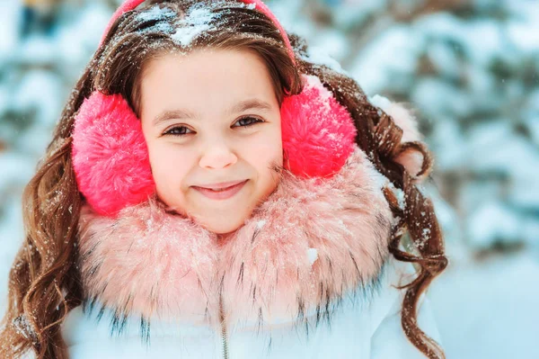 Retrato Invierno Niña Feliz Orejeras Rosadas Caminando Aire Libre Bosque — Foto de Stock