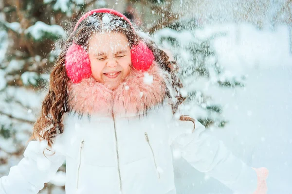 Winterporträt Eines Glücklichen Mädchens Mit Rosa Ohrenschützern Das Verschneiten Winterwald — Stockfoto