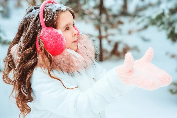 Зимний Портрет Счастливой Девочки Розовых Наушниках Гуляющей Свежем Воздухе Снежном — стоковое фото