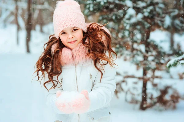 Зимний Портрет Счастливой Девочки Белом Пальто Шляпе Розовых Варежках Играющих — стоковое фото