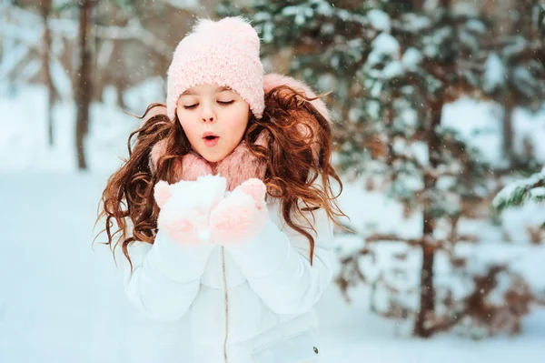 Vinterporträtt Glad Liten Flicka Vit Rock Och Hatt Och Rosa — Stockfoto