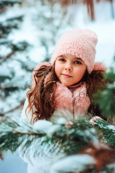 Winterporträt Des Niedlichen Lächelnden Kindermädchens Weißem Mantel Und Rosa Mütze — Stockfoto