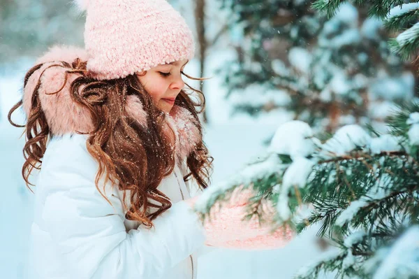 Зимний Портрет Счастливой Девочки Белом Пальто Розовой Шляпе Рукавицах Играющих — стоковое фото