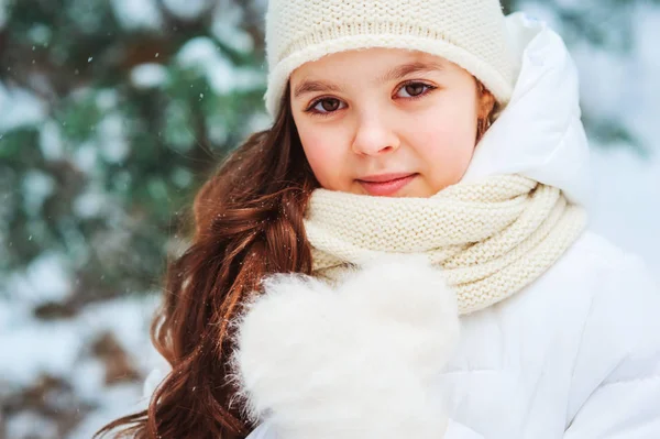 겨울은 흰옷을 모자를 내리는 숲에서 야외에서 귀여운 꿈꾸는 소녀의 모습을 — 스톡 사진