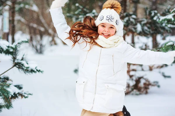 Winterporträt Eines Glücklichen Mädchens Weißem Mantel Hut Und Handschuhen Das — Stockfoto