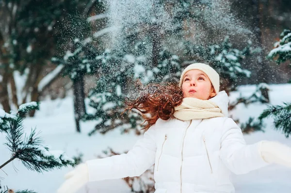 Retrato Invierno Niña Feliz Abrigo Blanco Sombrero Manoplas Jugando Aire — Foto de Stock