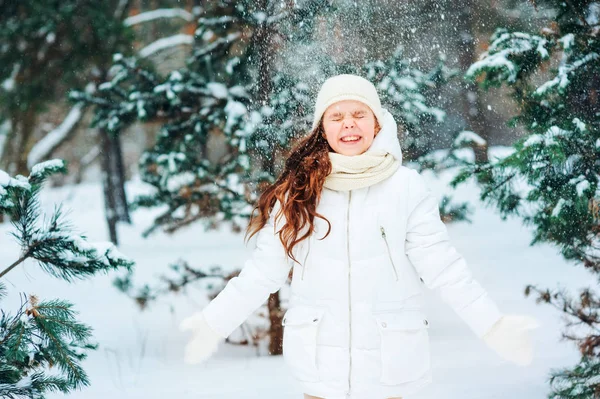 Зимний Портрет Счастливой Девочки Белом Халате Шляпе Рукавицах Играющей Открытом — стоковое фото