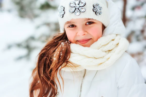 Зимой Крупным Планом Портрет Милой Мечтательной Девочки Белом Халате Шляпе — стоковое фото