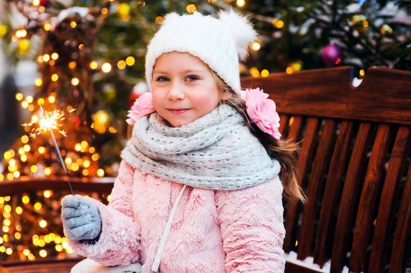 Kerst Portret Van Gelukkig Kind Meisje Houden Brandende Sparkler Vuurwerk — Stockfoto