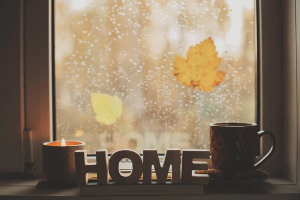 Gemütlicher Herbstmorgen Hause Heißer Tee Und Kerze Fenster Regnerischen Kalten — Stockfoto