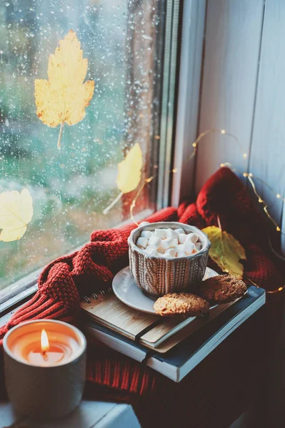 Przytulne Jesienny Poranek Domu Gorące Kakao Pianki Świeca Okno Zimny — Zdjęcie stockowe