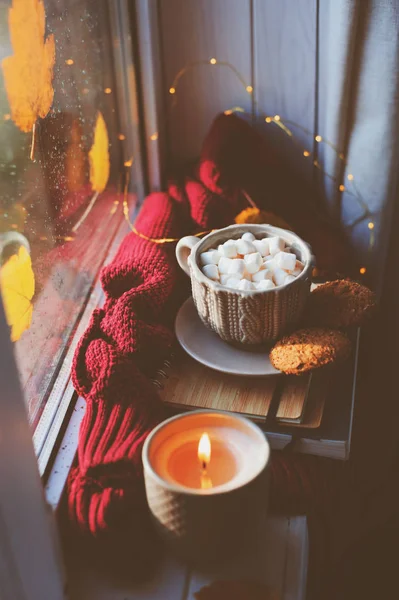 Gemütlicher Herbstmorgen Hause Heißer Kakao Mit Marshmallows Und Kerze Fenster — Stockfoto