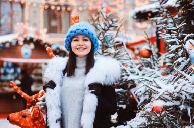 mutlu kız Noel Kış karlı Moskova şehir tatil markette, satın alma Hediyelik eşya ve hediyeler, Yılbaşı Konsept alışveriş alışveriş üzerinde. Şapka giyen moda büyük boy yığın örgü