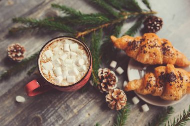 sıcak kakao marshmallows ve kruvasan Noel ışıkları rustik ahşap tablo. Sıcacık kış ev concept