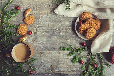 rahat Noel ve ev yapımı kurabiye, kahve ve boş alanı ile yeni yıl süslemeleri kış ayarıyla Üstten Görünüm