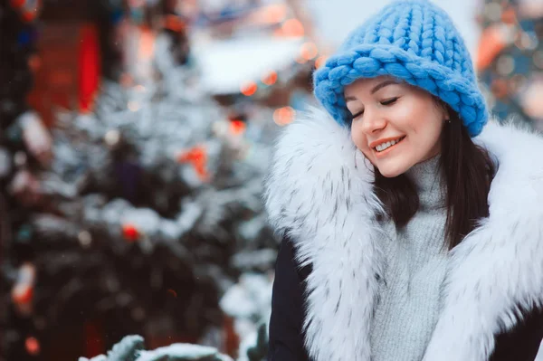 Menina Feliz Natal Compras Inverno Nevado Mercado Férias Cidade Moscou — Fotografia de Stock