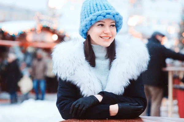 Menina Feliz Natal Compras Inverno Nevado Mercado Férias Cidade Moscou — Fotografia de Stock