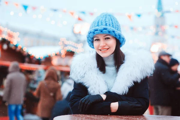 Menina Feliz Natal Compras Inverno Nevado Mercado Férias Cidade Moscou — Fotografia de Stock