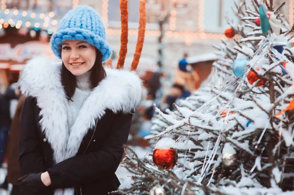 Menina Feliz Natal Compras Inverno Nevado Mercado Férias Cidade Moscou — Fotografia de Stock