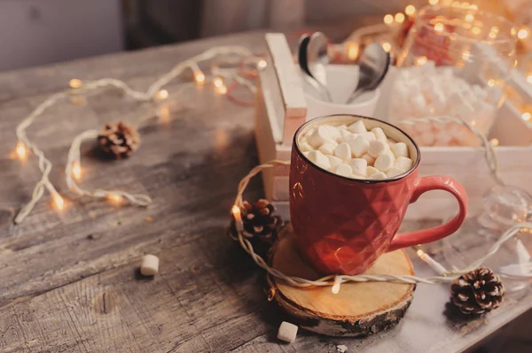 Cacao Caldo Con Marshmallow Sul Tavolo Legno Con Luci Natale — Foto Stock