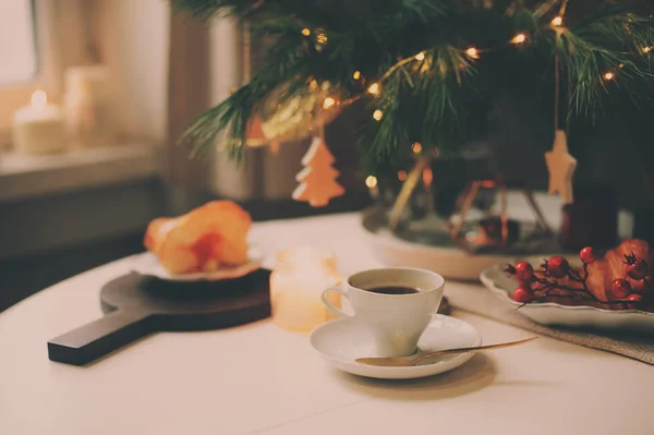 Gemütlicher Weihnachtsmorgen Hause Mit Kaffee Und Croissant — Stockfoto