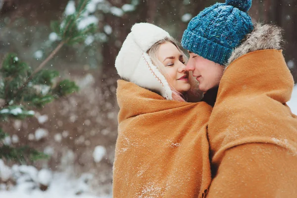 Felice Giovane Coppia Amorevole Passeggiando Nella Foresta Invernale Innevata Coperta — Foto Stock