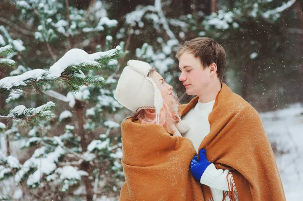 Счастливая Молодая Любящая Пара Гуляющая Снежном Зимнем Лесу Покрытая Огромным — стоковое фото