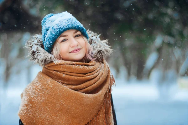 Vinter Porträtt Glad Ung Kvinna Promenader Snöiga Skogen Varma Outfit — Stockfoto