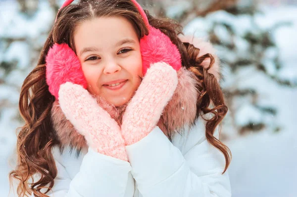 Retrato Invierno Niña Feliz Orejeras Rosadas Caminando Aire Libre Bosque — Foto de Stock