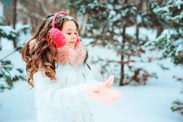 Zimowy Portret Szczęśliwej Dziewczynki Różowych Nausznikach Spacerujących Świeżym Powietrzu Śnieżnym — Zdjęcie stockowe