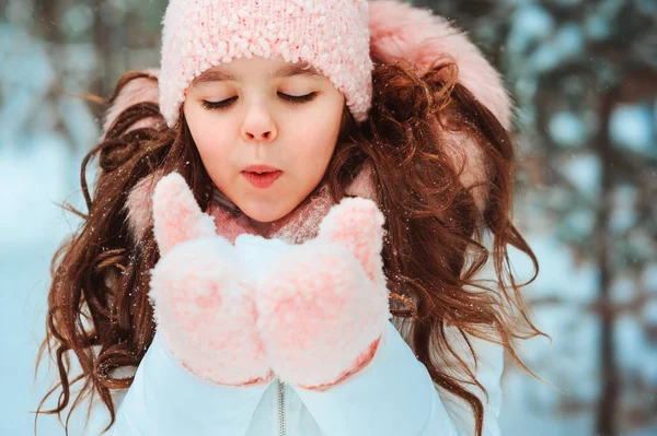 Zimowy Portret Szczęśliwej Dziewczynki Białym Płaszczu Kapeluszu Oraz Różowych Rękawiczkach — Zdjęcie stockowe
