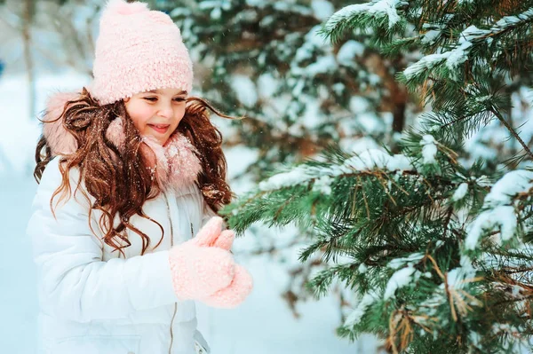 Portrait Hiver Une Jolie Petite Fille Souriante Manteau Blanc Chapeau — Photo